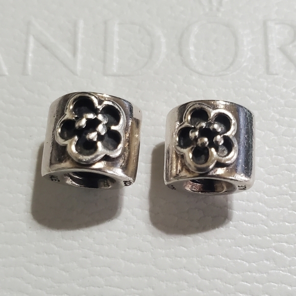 2 PANDORA DAISY CHARM #790187 SILVER FLOWER RETIRED - Picture 3 of 6